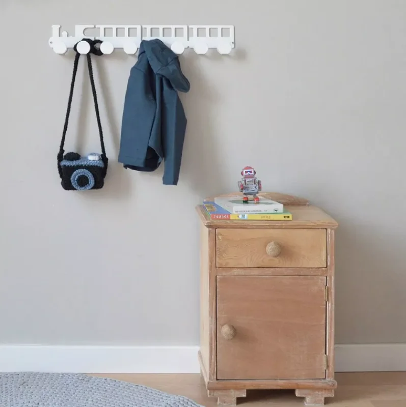 Zug Garderobe mit 8 Haken weiß