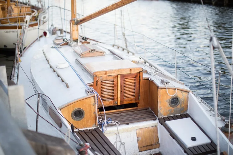 Cockpit eines Segelboots mit Holzaufbau und Beschlägen am Steg