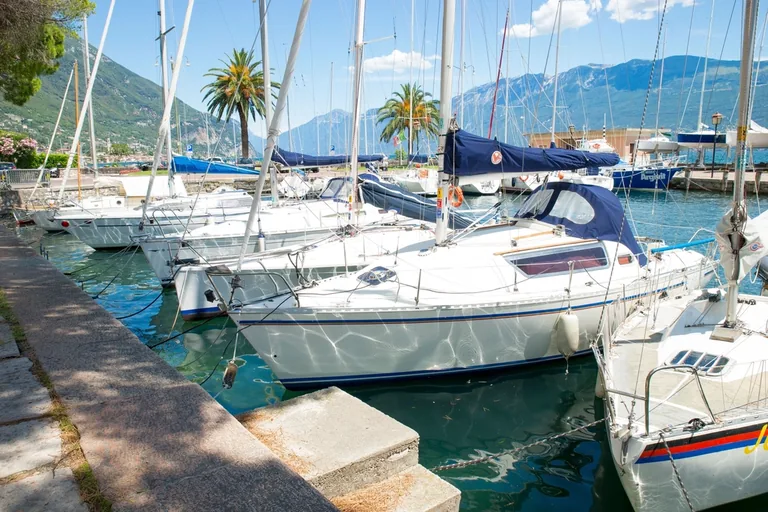 Segelyachten am Liegeplatz in einem Hafen mit klarem Wasser