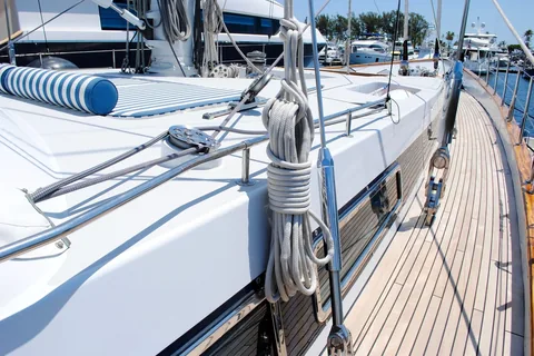 Deck einer Yacht mit Leinen, Klampe und Relingsbeschlägen aus Edelstahl
