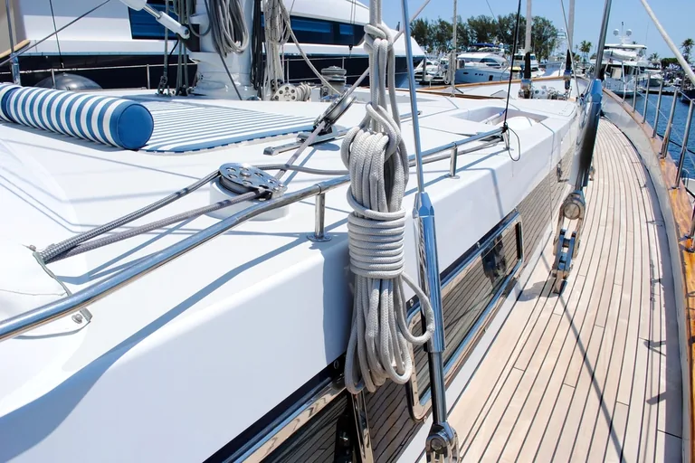 Deck einer Yacht mit Leinen, Klampe und Relingsbeschlägen aus Edelstahl