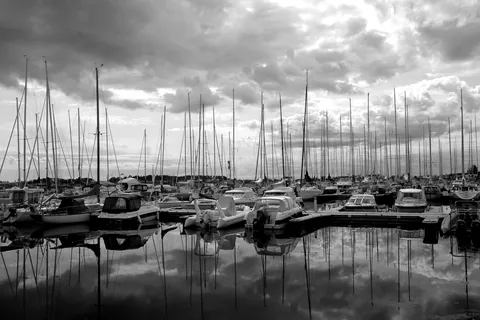 Yachthafen mit vielen Masten in Schwarz und Weiß